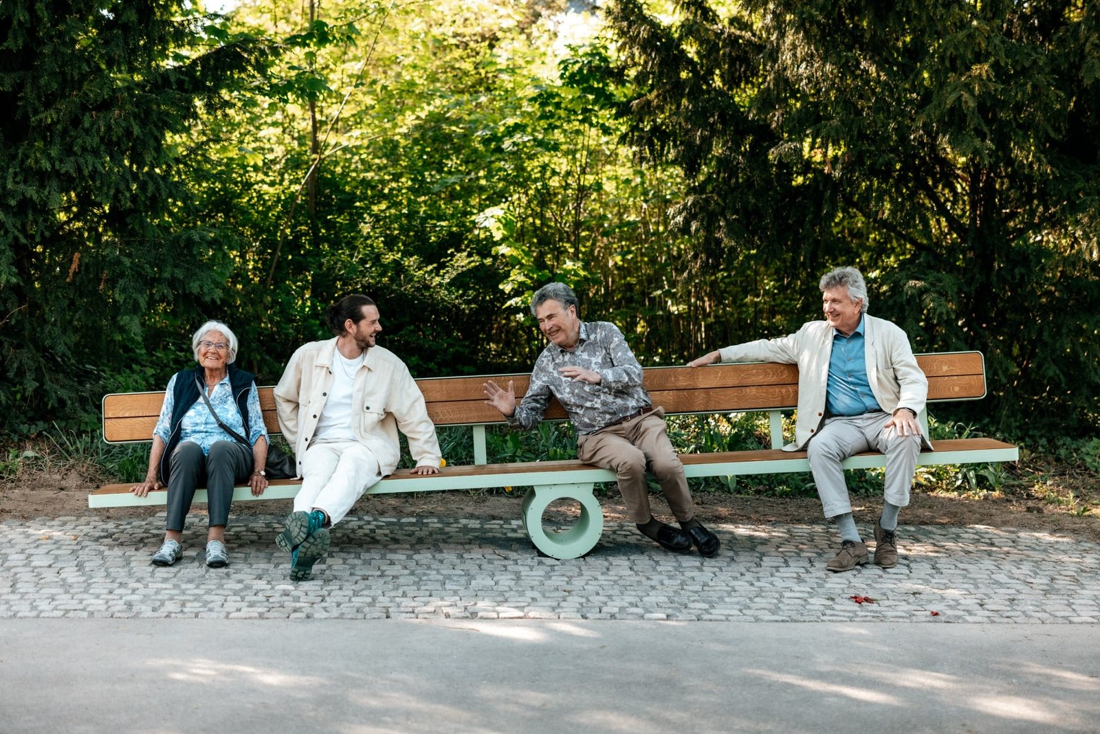 ينتقل مقعد إلى اليسار بينما يتوازن الناس على كلا الجانبين