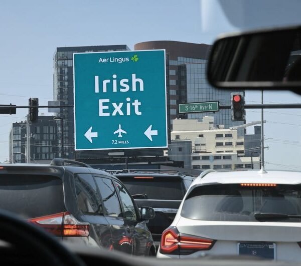 يظهر Unclomon و Aer Lingus Nashville كيفية جعل "الخروج الأيرلندي" المثالي
