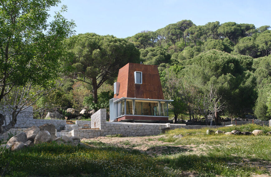 يلتف Corten Steel المقصورة الزاوية على متن غابات بيرجامون في تركيا
