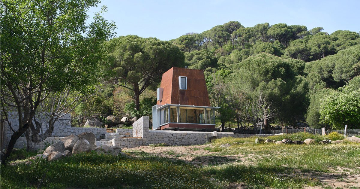 يلتف Corten Steel المقصورة الزاوية على متن غابات بيرجامون في تركيا