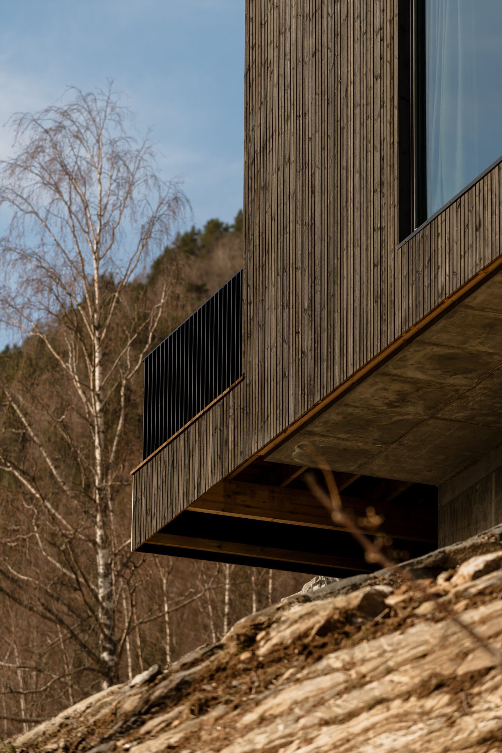 The cantilevered terrace at Office Inainn's Norwegian holiday home