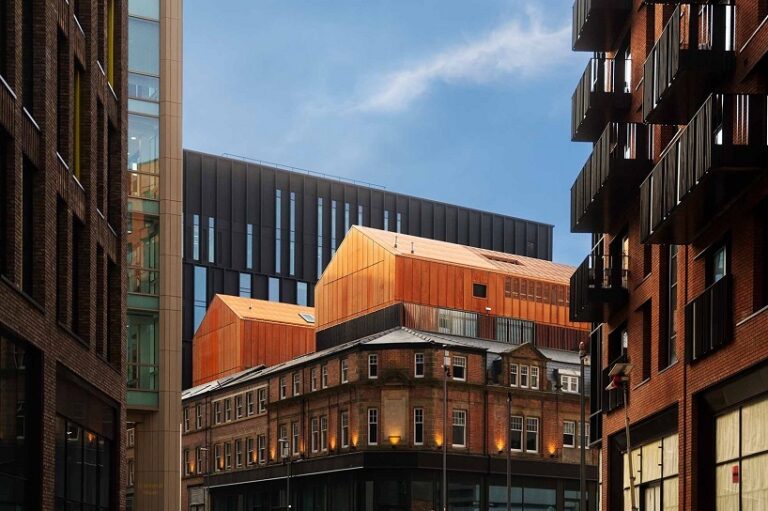 Feilden Clegg Bradley ينسج الماضي والمستقبل في التحول الحضري لشيفيلد
