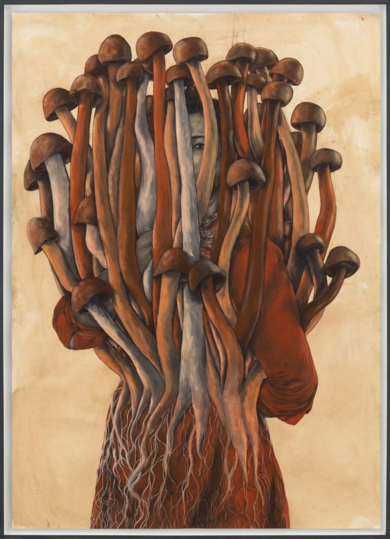 صورة لامرأة تحيط بها فطر رفيع وعصري