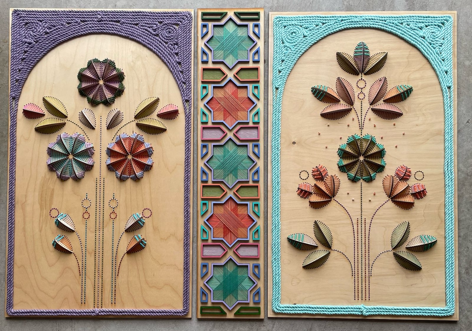 ثلاثة تطريزات زهرية منحوتة على الخشب