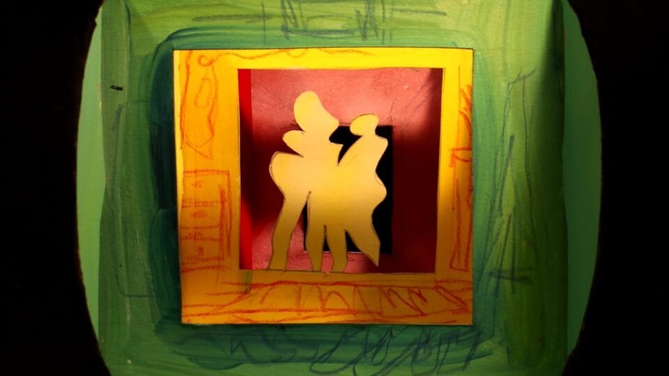 مجموعة طبقات من أشكال قطع الورق ، تشبه شخصان يقفان في الردهة