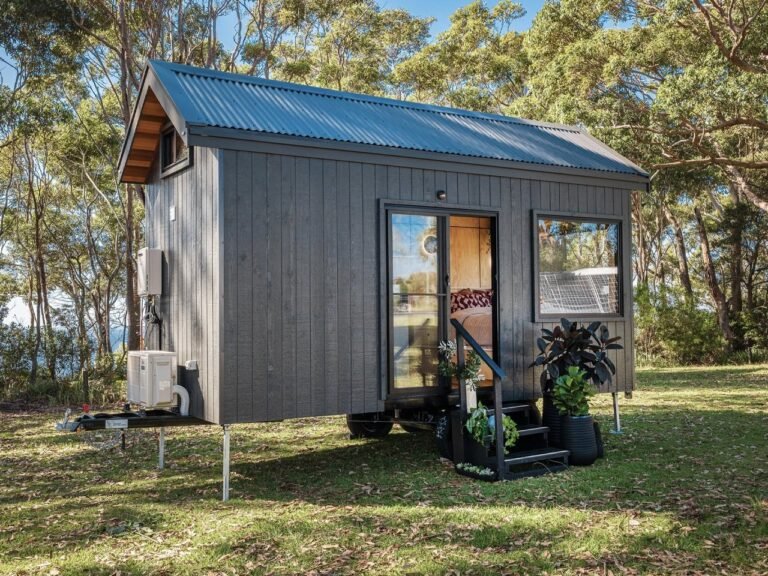 تم تصميم منزل صغير ومليء بالضوء المليء بالضوء بذكاء للمرونة والراحة
