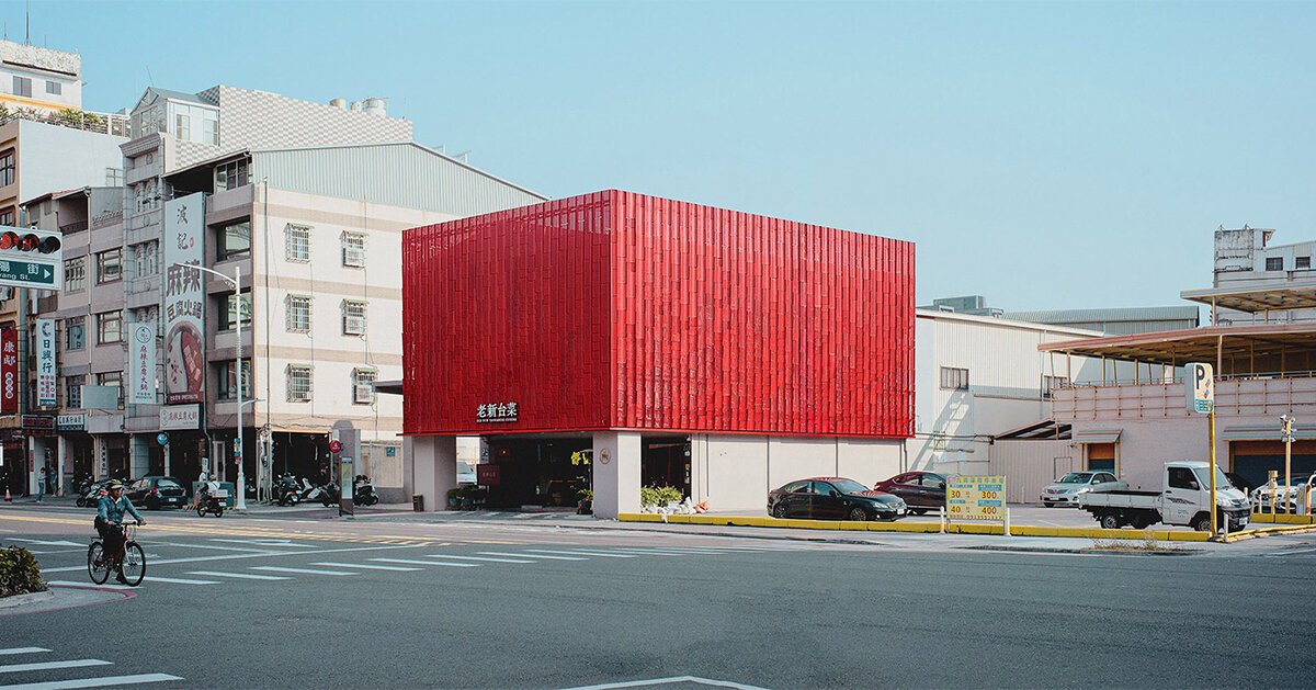 تموج لوحات معدنية حمراء تشكل واجهة نارية للمطعم التايواني بواسطة Paperfarm