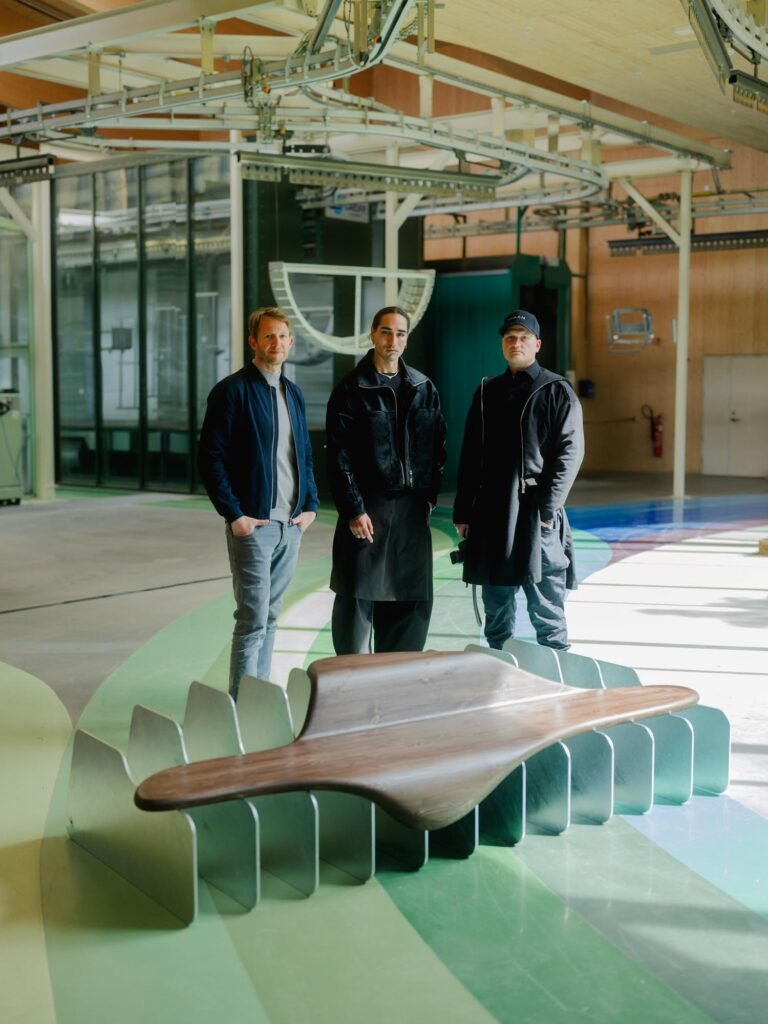 سوف يجلب أثاث Vestre Neo-brutalist "القليل من الجنون" إلى أسبوع الموضة في باريس 14 جلفن الفولاذ والأخشاب في وضع المصنع