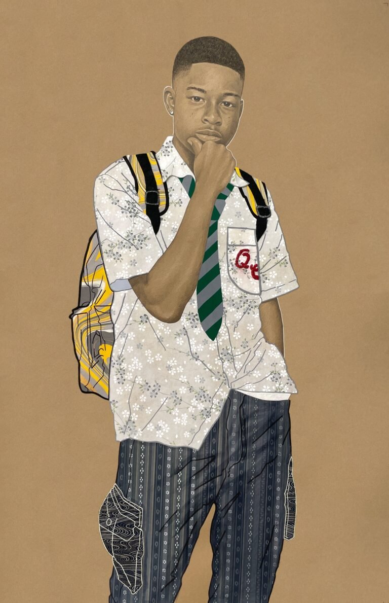 صورة لصبي مراهق مع حقيبة ظهر وربطة عنق