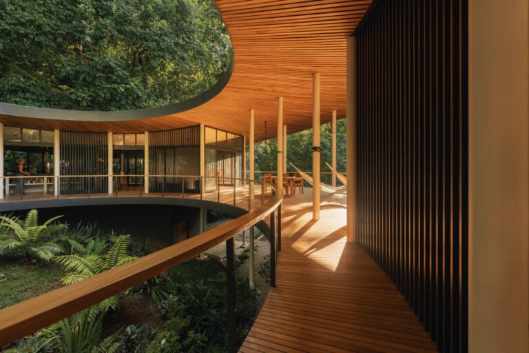 منطق باطل: الطرح كاستراتيجية تصميم في 6 مشاريع معمارية
