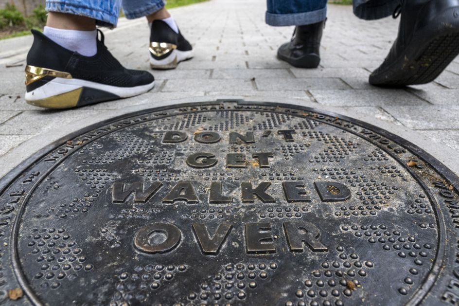 يارا + دافينا على اختراق الأمومة ، والفن المشاركة في الوظائف ، وتوفير مساحة للأمهات في الثقافة العامة