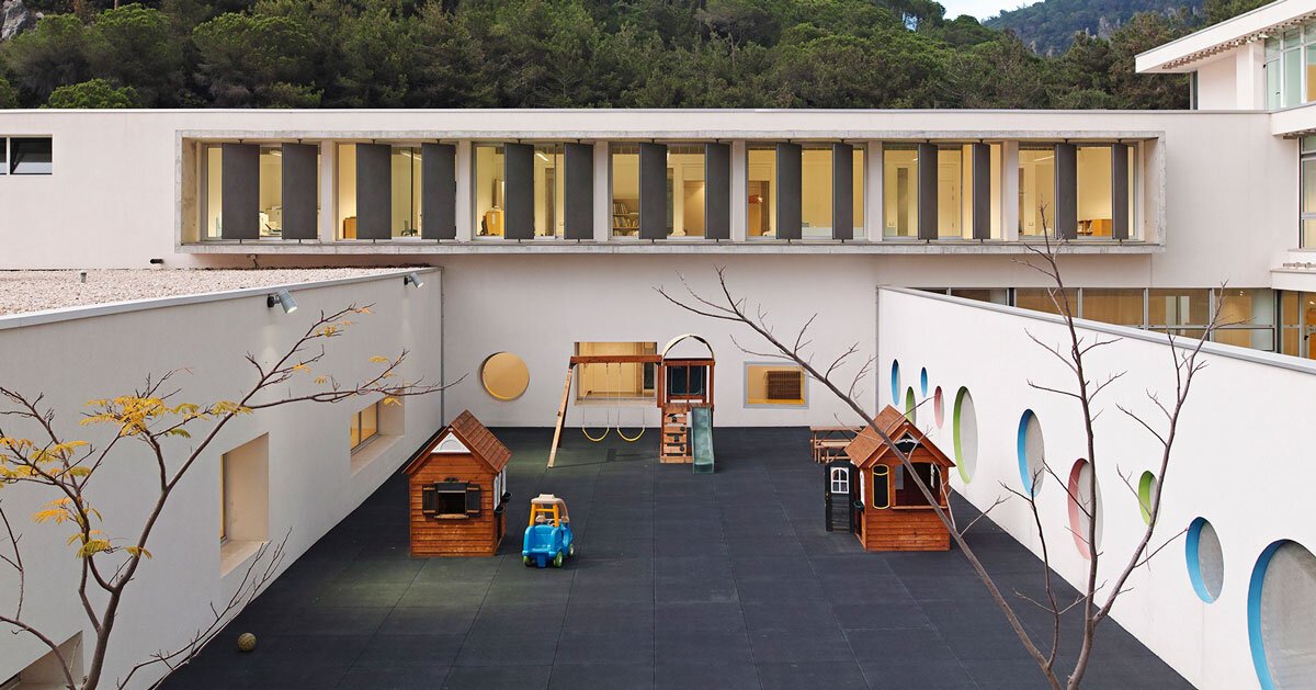 الفتحات الملونة الدائرية اخترق من خلال واجهة التمديد المدرسي في لبنان