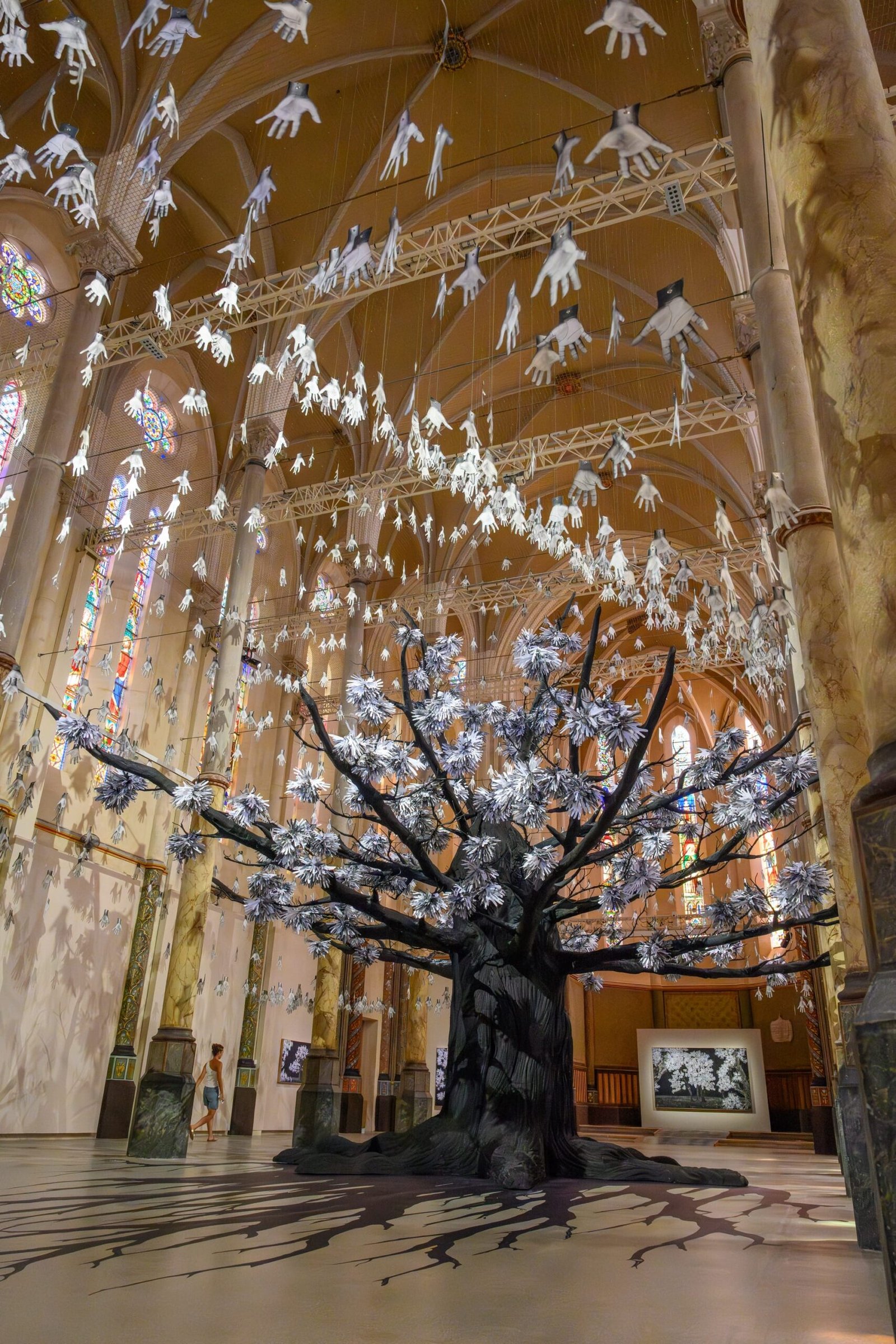 تركيب شجرة بأوراق مصنوعة من الأيدي