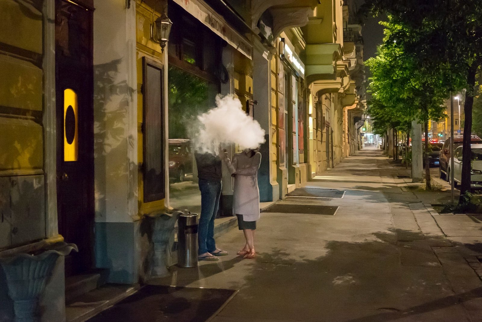 صور جولي هرودوفا إطار لحظات غريب الأطوار ، والأناقة ، والعمل الجماعي 1 صورة لشخصين يقفان في الخارج في شارع في سحابة من الدخان