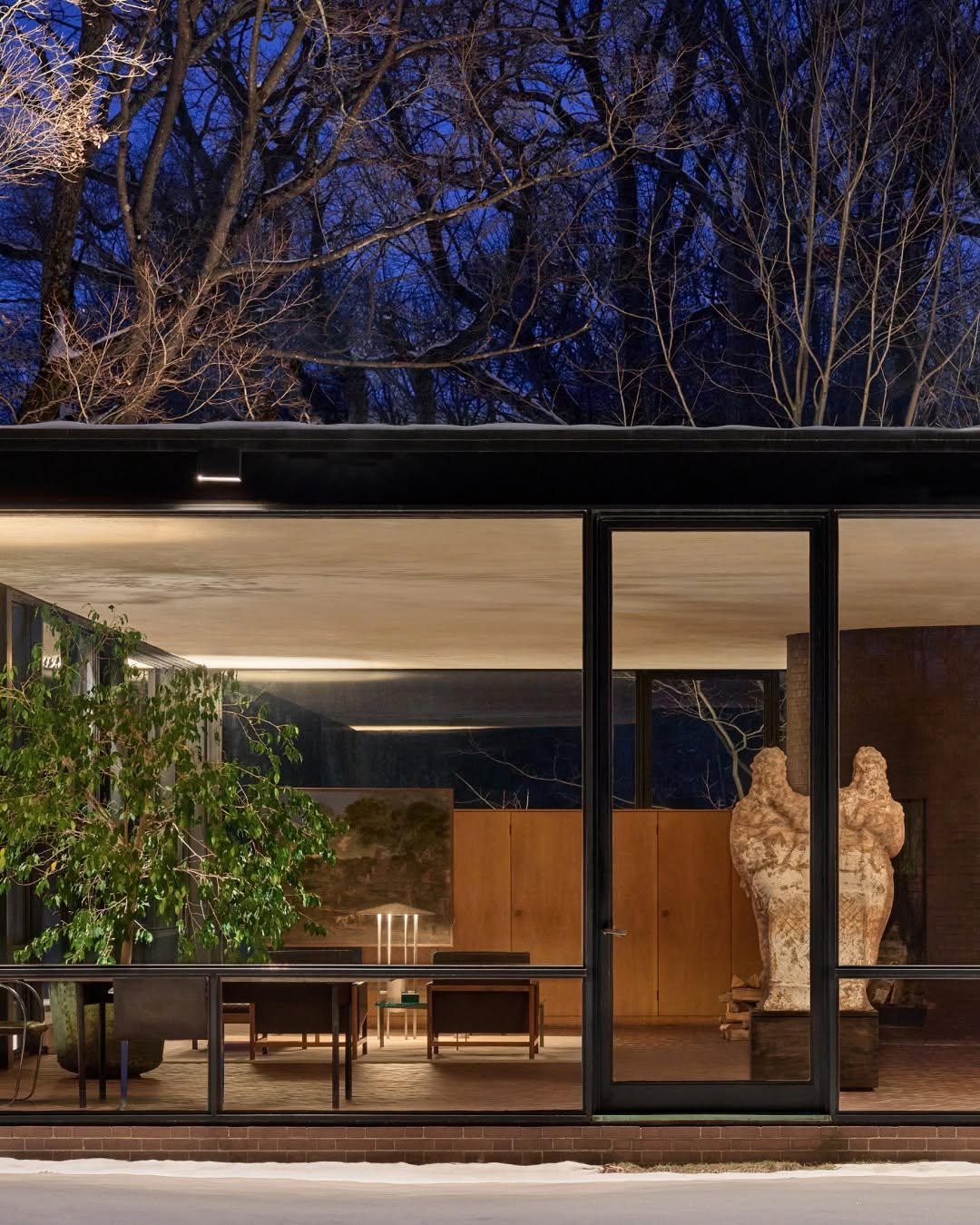 مصباح معدني مع مخروط الظل والنصف السفلي الهيكلي الموضح في المنزل الزجاجي ، كونيتيكت