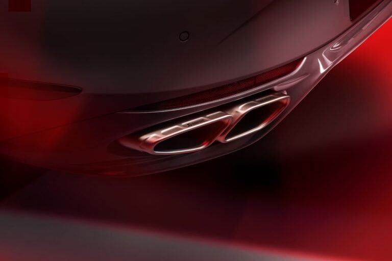 يطلق بنتلي عادم Akrapovič التيتانيوم لـ Continental GT و Flying Spur
