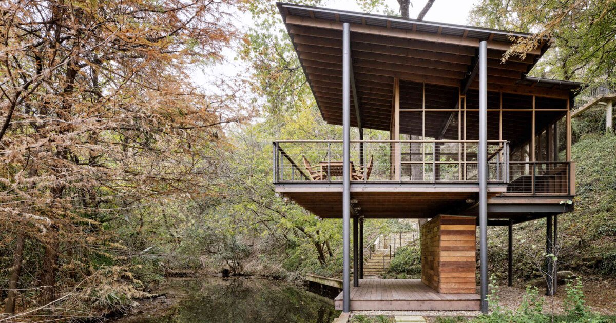 Floating over a creek, this elevated hideaway turns the forest into a living room