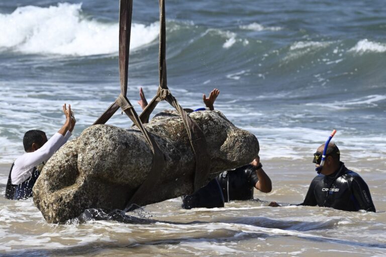 تم تعافى المنحوتات القديمة من المدينة الغارقة قبالة الإسكندرية
