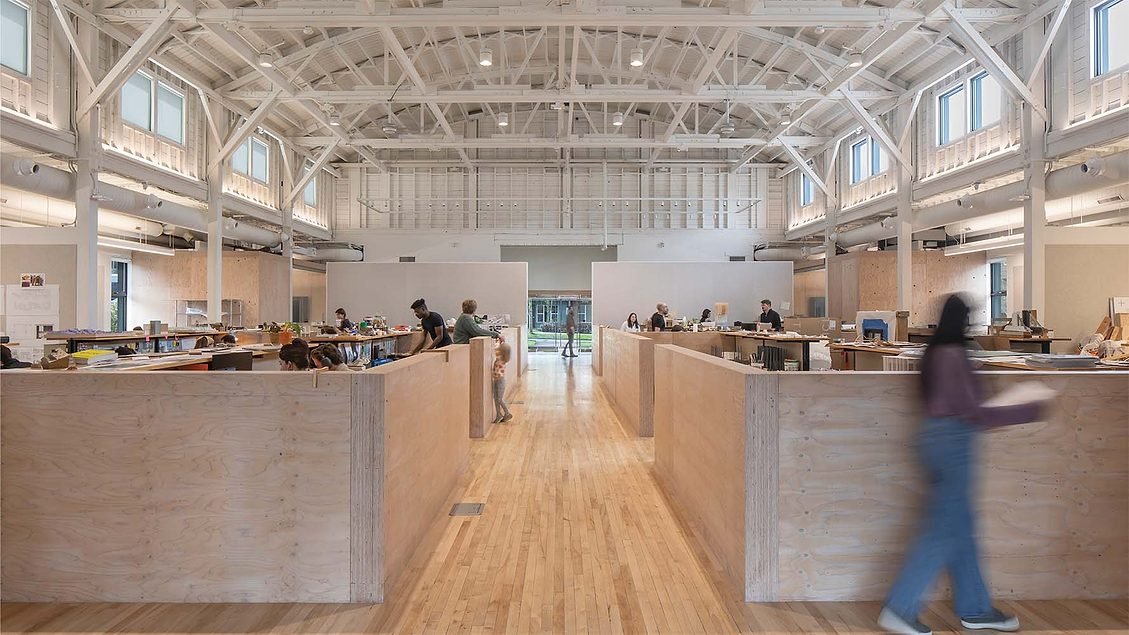 مشروع إعادة الاستخدام التكيفي من قبل Lever Architecture يجعل الصف في حرم New Portland بجامعة أوريغون