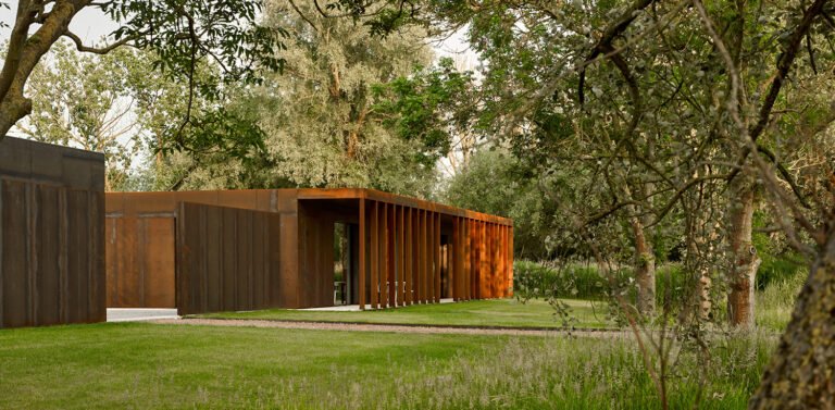 من أندريا بالاديو إلى ريتشارد سيرا: بولسون الهندسة المعمارية تعيد تنفيس فيلا الريفية الكلاسيكية
