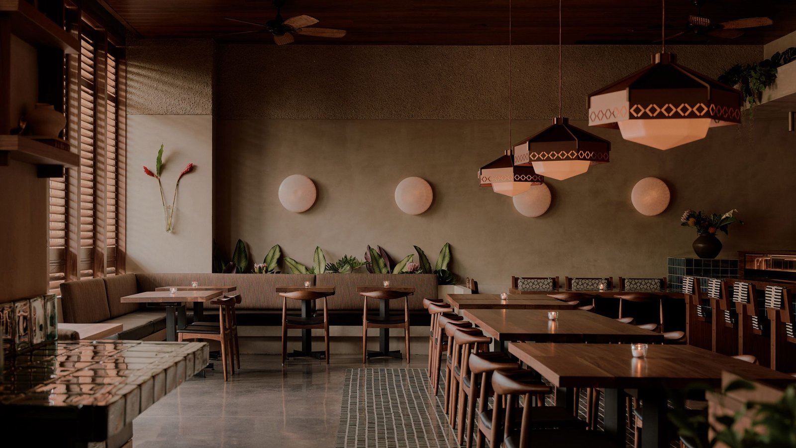 يجمع Islyn Studio بين المواد الخام والمكررة في مطعم Miami Beach 1 Uchiko Miami Beach by Islyn Studio