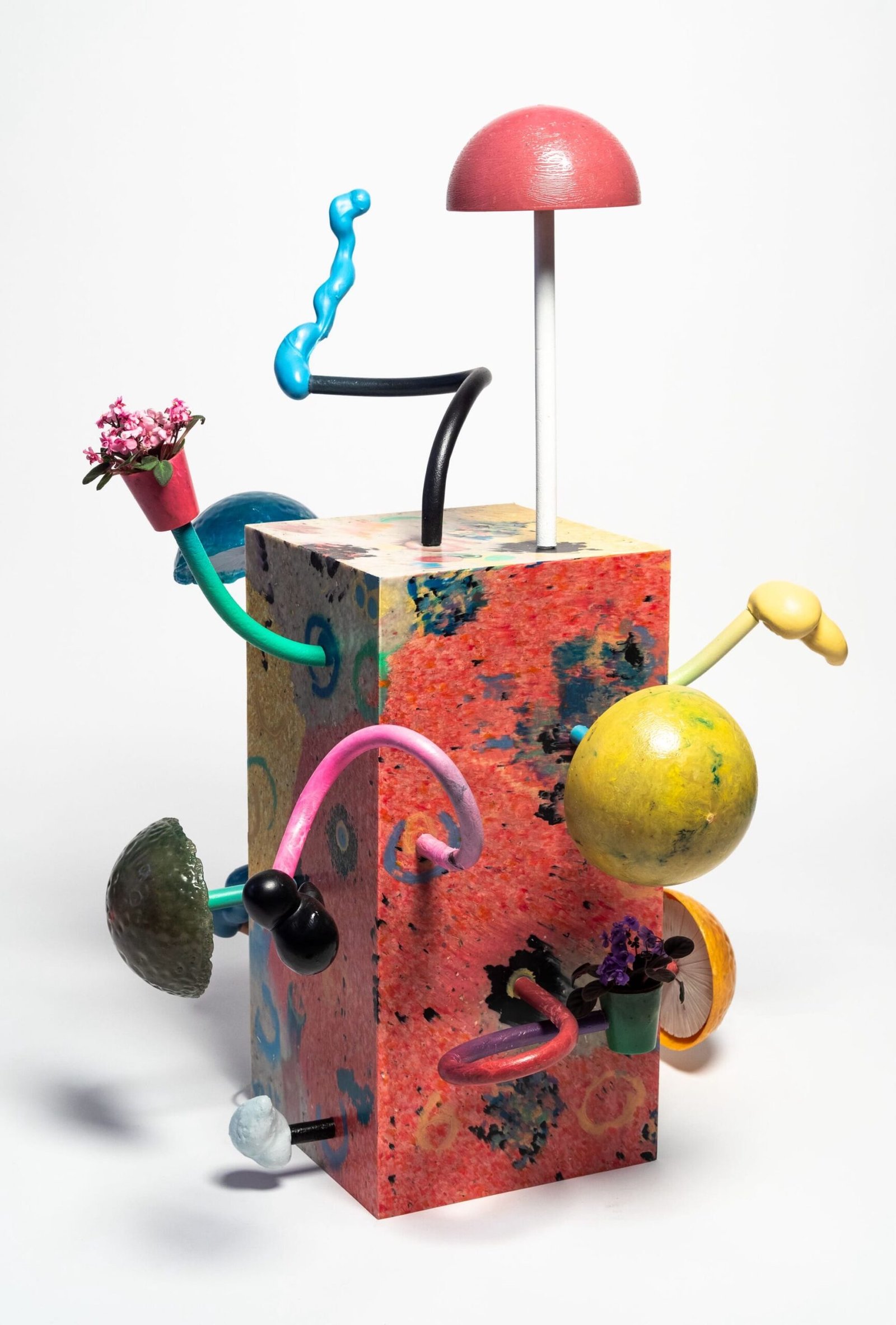 الجراثيم البلاستيكية المتوهجة من الكروم الغازية في "المادة النابضة بالحياة" لميكا روتنبرغ 1 مصباح الفطر على شكل ميكا روتنبرغ مع أشكال فطر صغيرة تخرج من كتلة