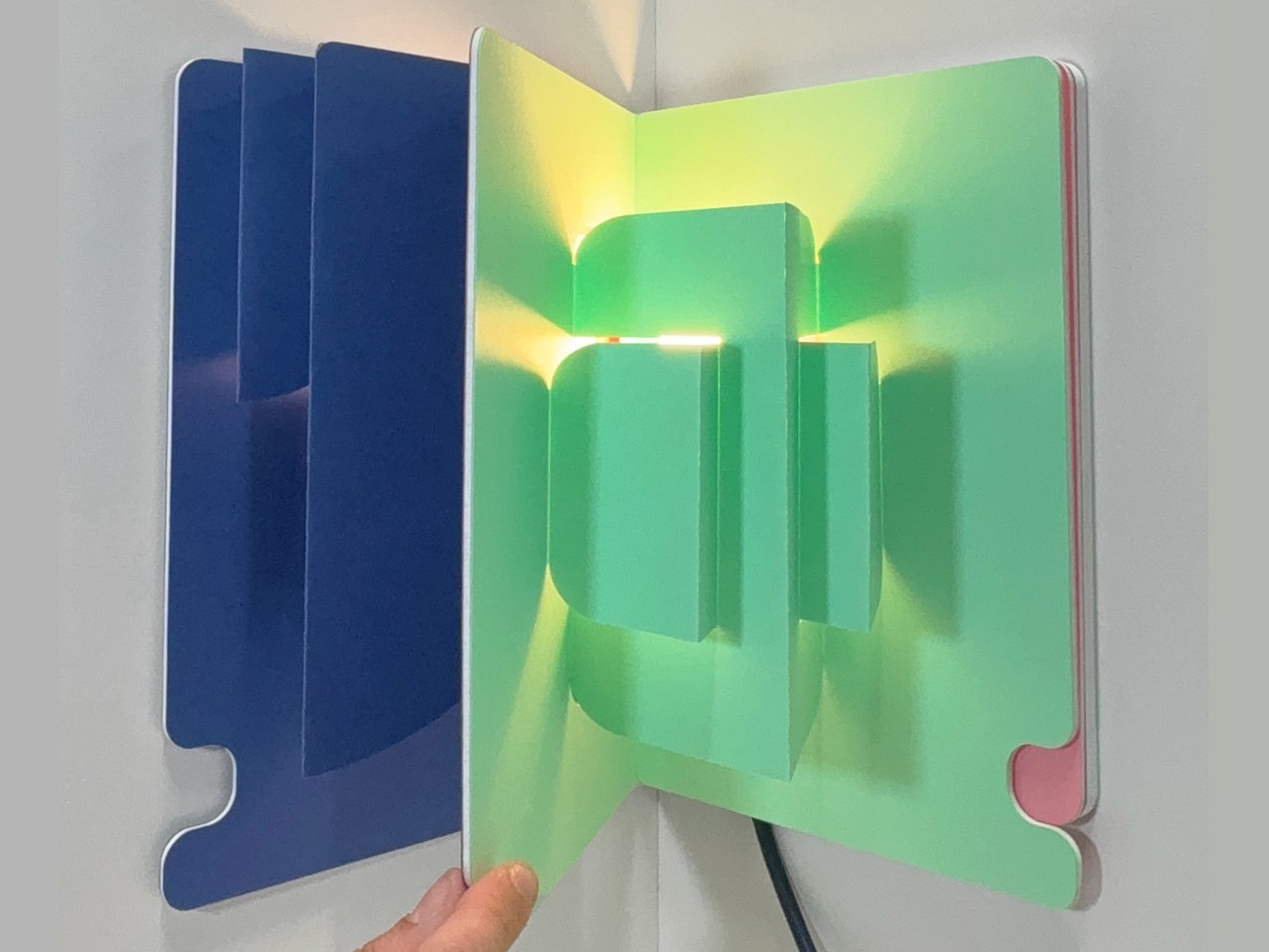 مصباح الزاوية المنبثقة هو الحد الأدنى واللمس في إضاءة لهجة