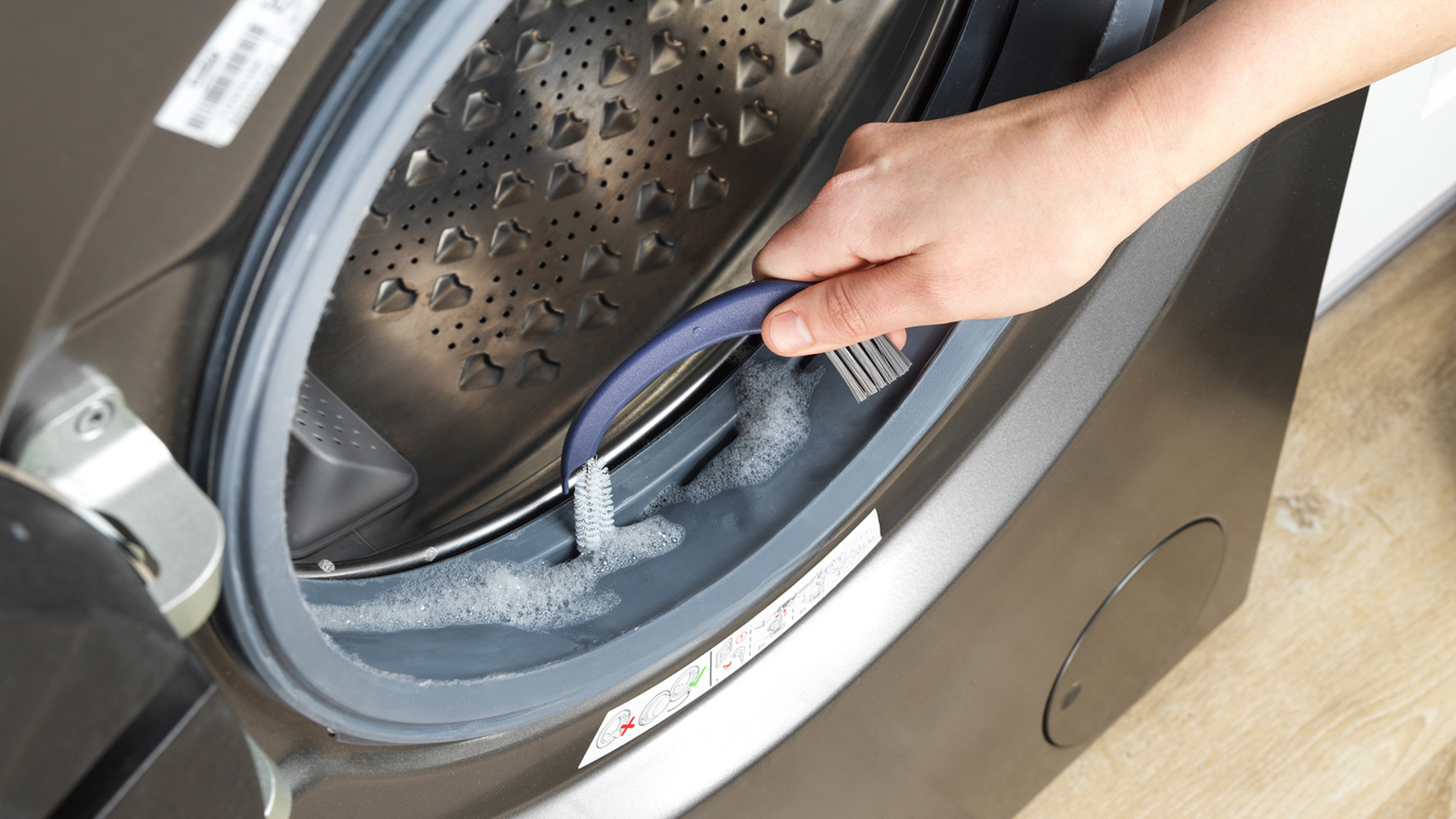 أدوات التنظيف الصغيرة التي تحتاجها للتعامل مع الزوايا الصعبة