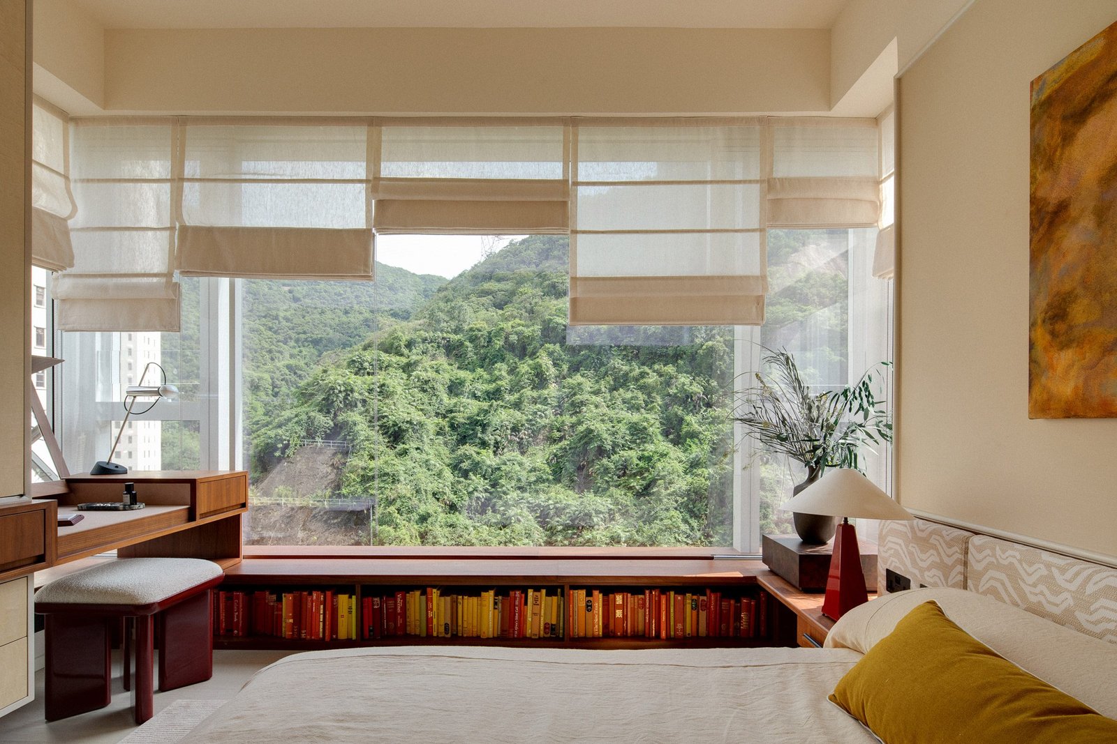 تُشكل سفوح التلال الخضراء في هونغ كونغ شققًا نموذجية من تصميم Studio Ella