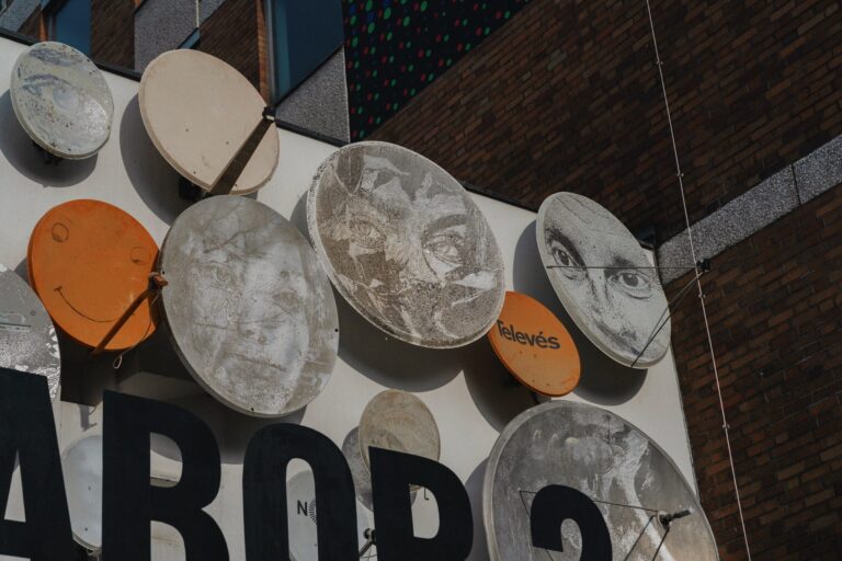 تركيب بواسطة شرائح من اللوحات الدائرية ذات الوجوه على أحد المباني