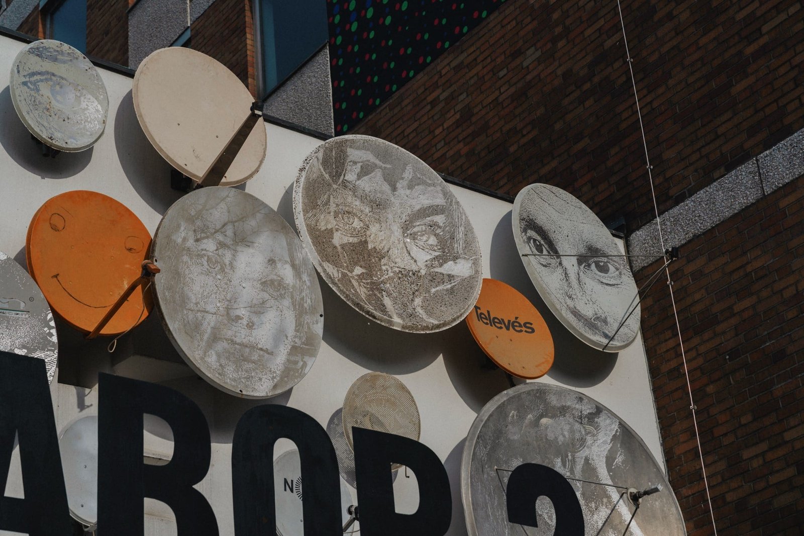 تركيب بواسطة شرائح من اللوحات الدائرية ذات الوجوه على أحد المباني