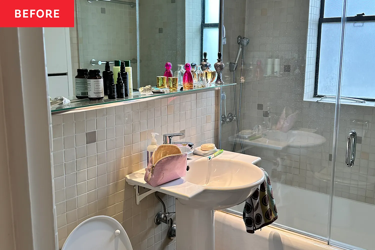 قبل وبعد: حصل حمام الشقة هذا على تجديد فاخر يجعله يبدو بحجم مضاعف
