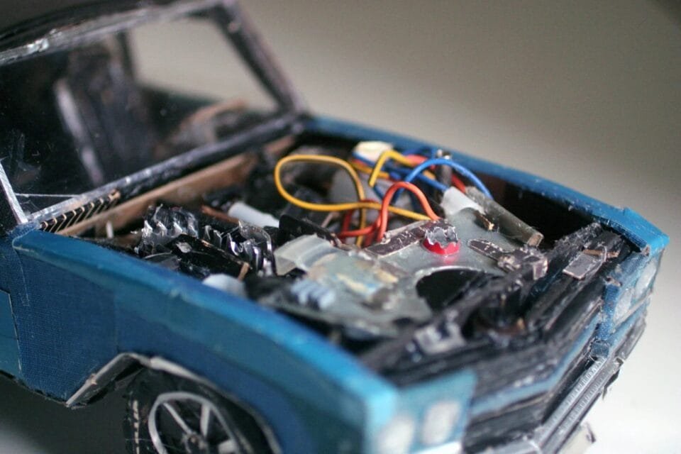 مسلحة بالقصاصات، تبني ليديا ريتشي عالمًا من المنمنمات الفوضوية 1 سيارة مصنوعة من الخردة ليديا ريتشي