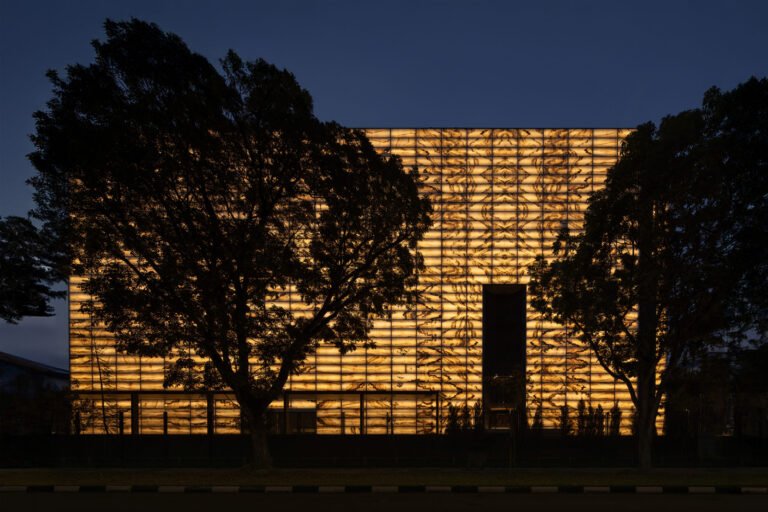 العصر الحجري 2.0: كيف يقوم المهندسون المعماريون بإعادة صياغة الصخور للعصر الحديث
