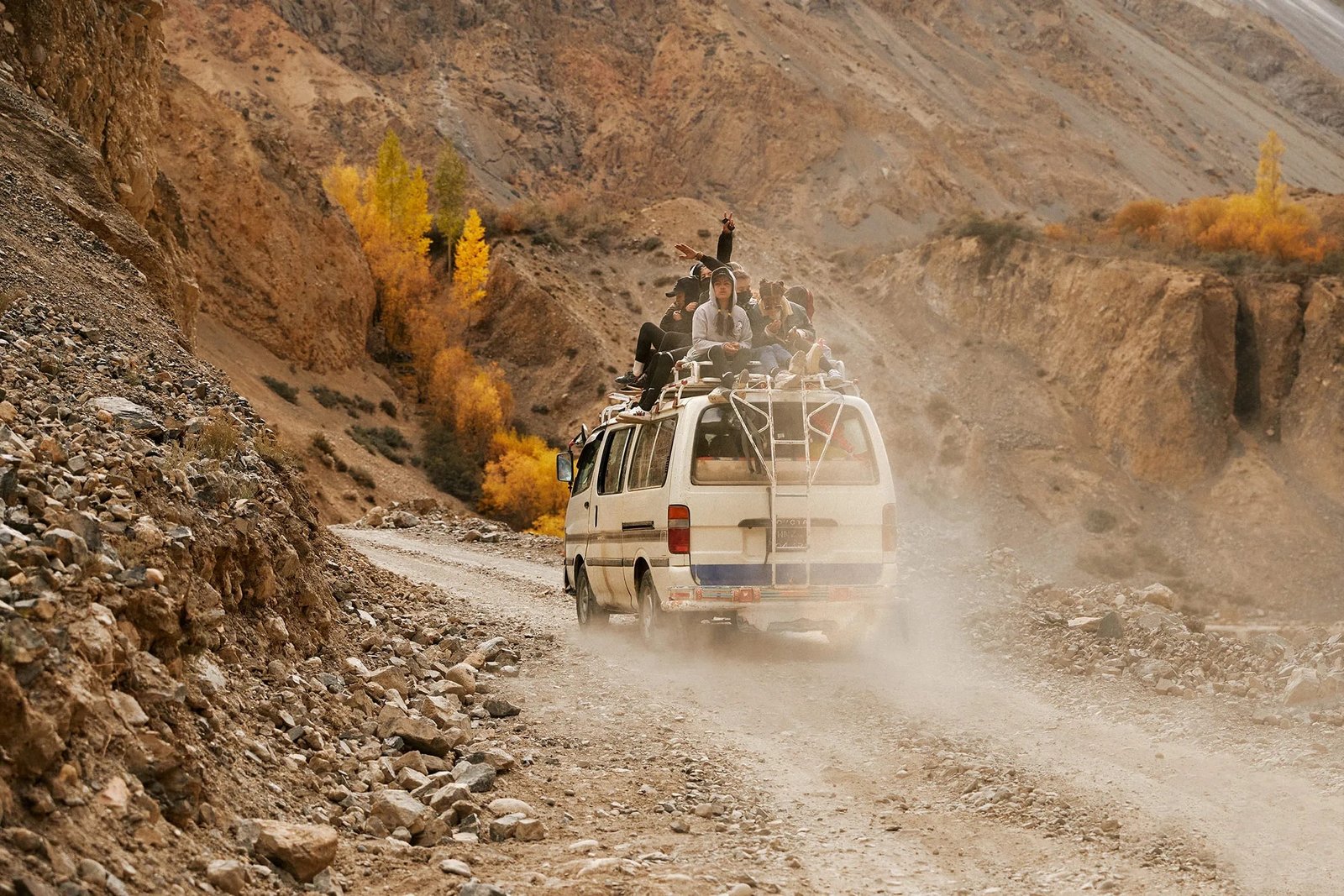 صورة لفتيات باكستانيات على متن حافلة في الجبال