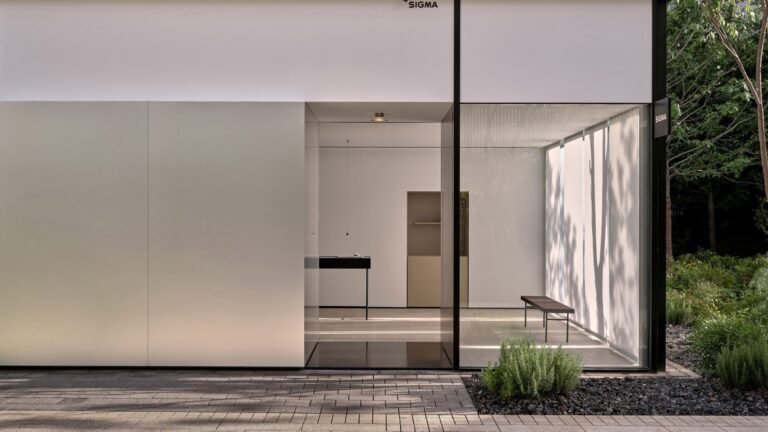 تتيح صالة عرض سيجما Pared-back إمكانية التركيز على أدوات التصوير 13 Sigma Space showroom in Shanghai, China designed by Onoaa Studio