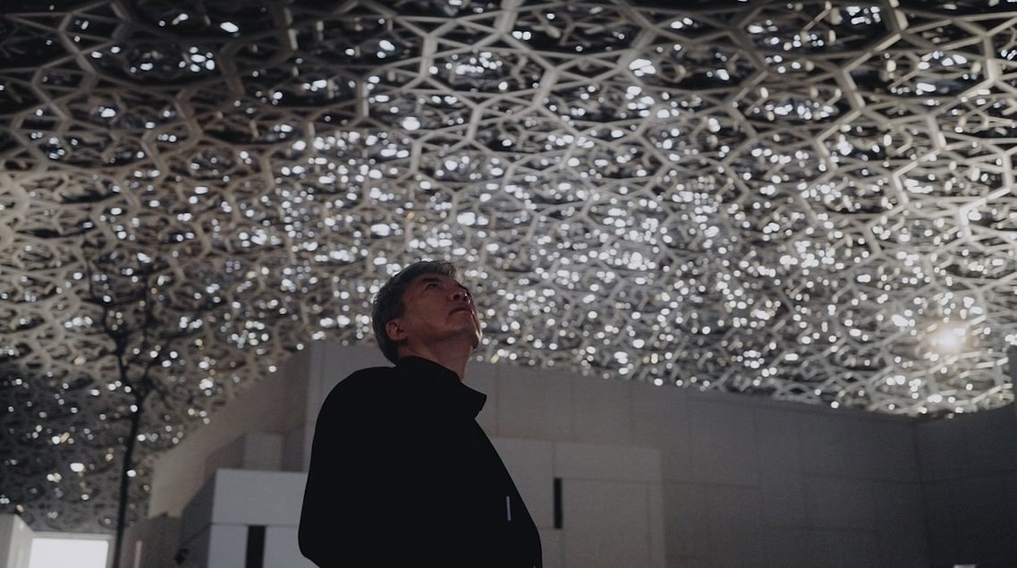 شاهد ليو جياكون يحصل على جائزة بريتزكر للهندسة المعمارية لعام 2025