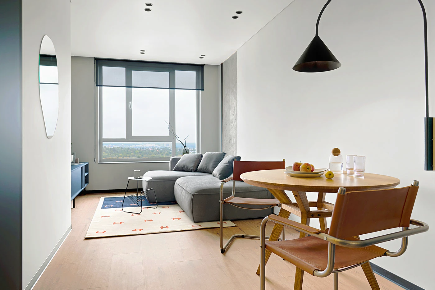 كيف تستخدم الشقة الشبكية الحديثة الهندسة والألوان لإعادة تعريف الحياة في المساحات الصغيرة 1 open plan layout