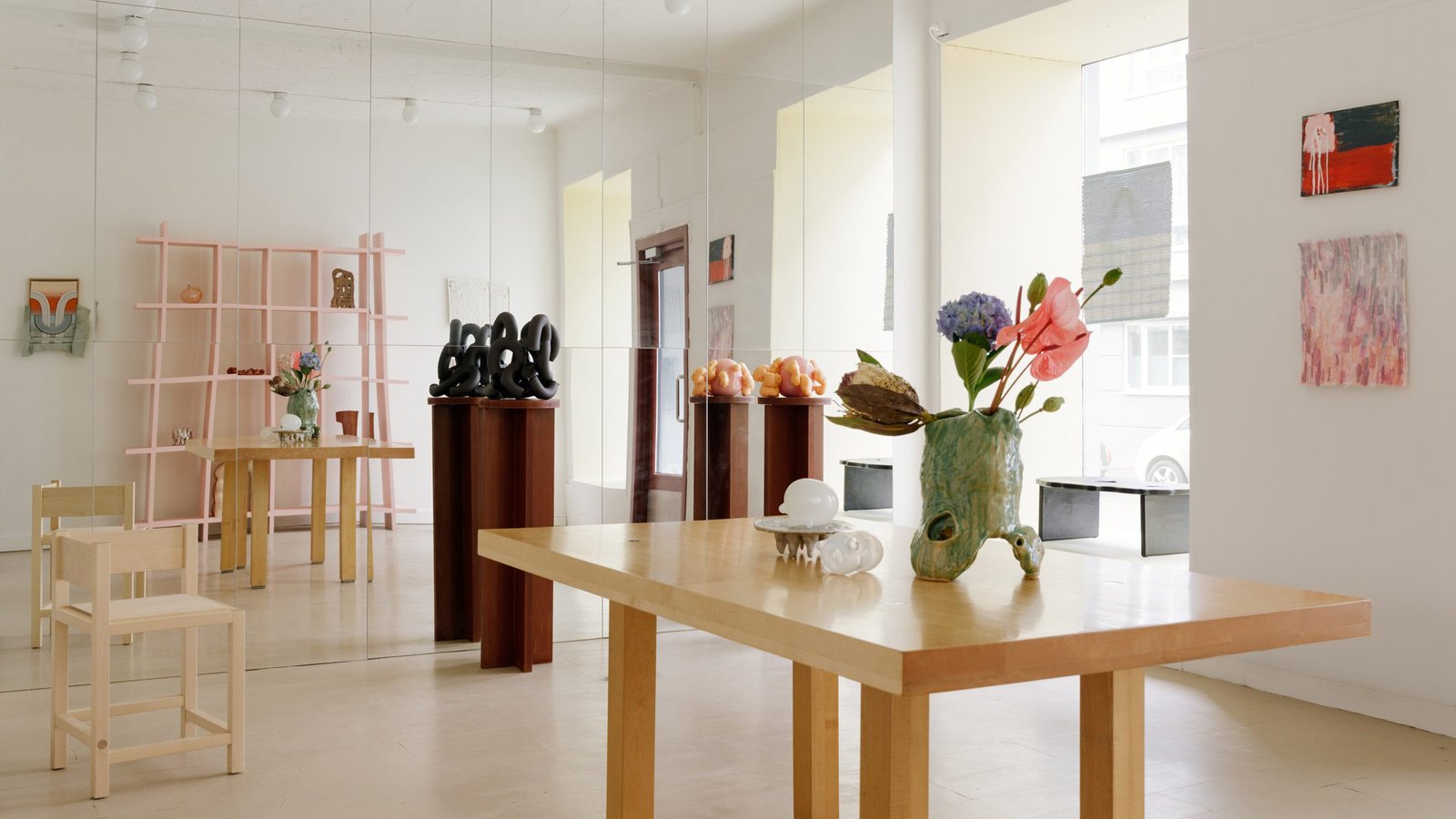 يقوم Live Berg بتنظيم "قائمة تذوق" للتصميم النرويجي في معرض أوسلو D142 1 Table in D142 concept store and galery in Oslo