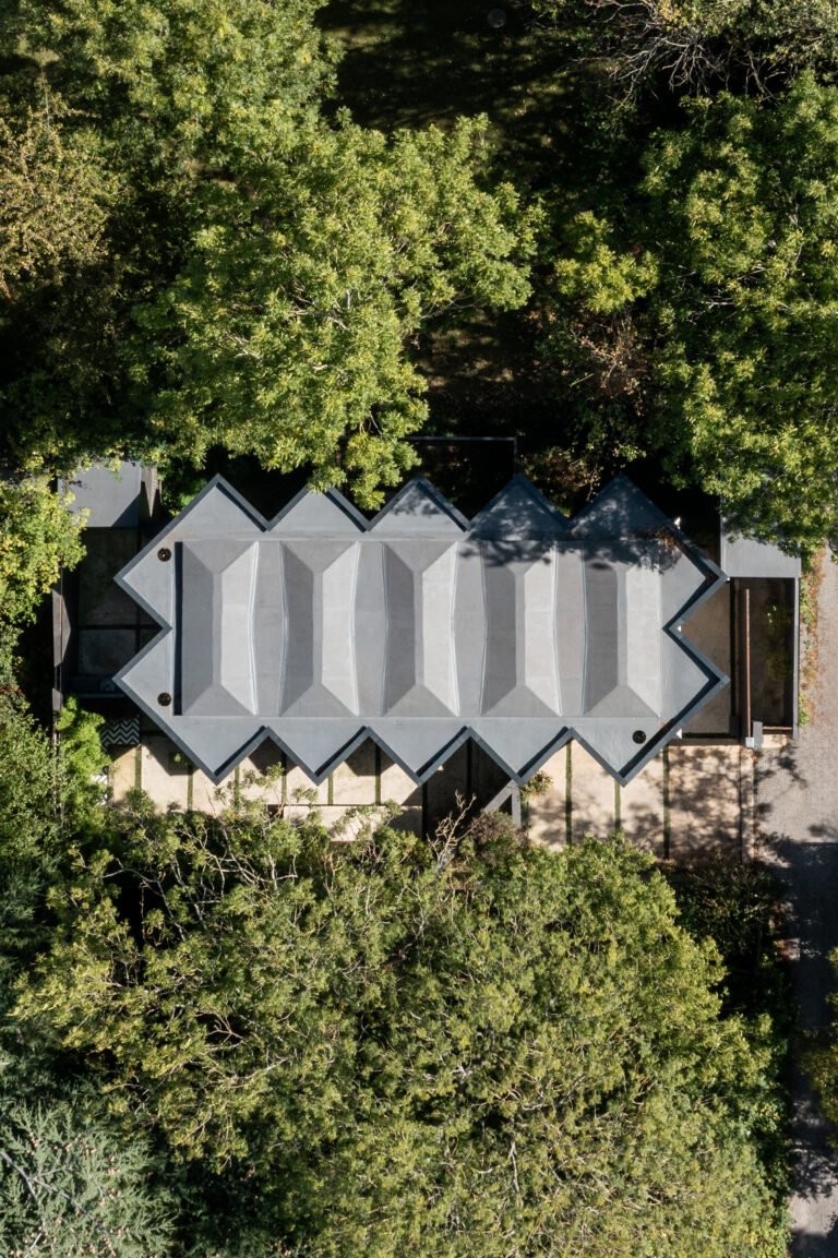 Arbour House is a north London home that lies low but punches high 5 arbour house, a low, one storey home in a back year among trees, but with a distinctive angular roof
