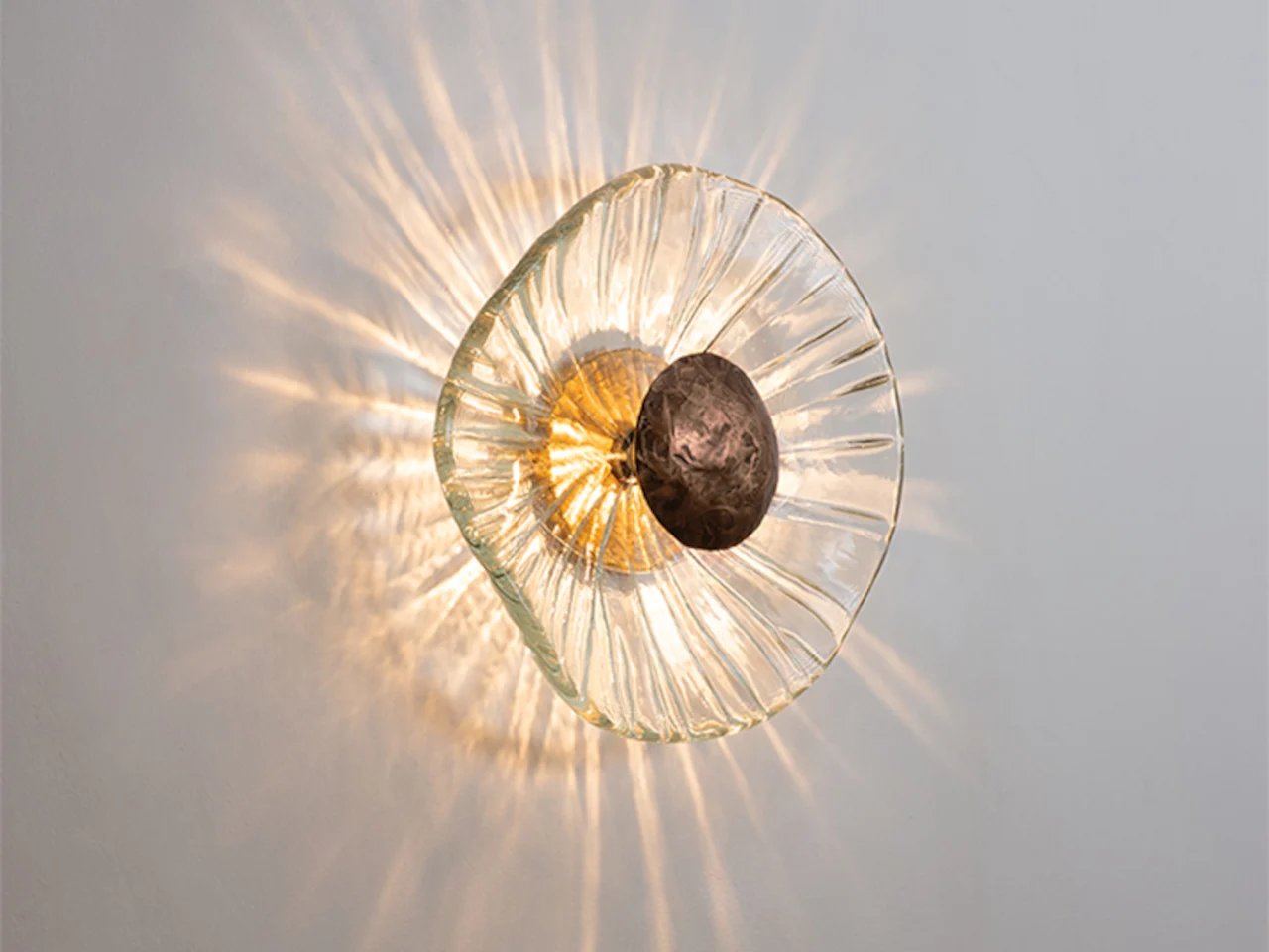 Iris Sconce: مصباح حائط زجاجي على شكل يدوي حيث لا يوجد اثنان متطابقان