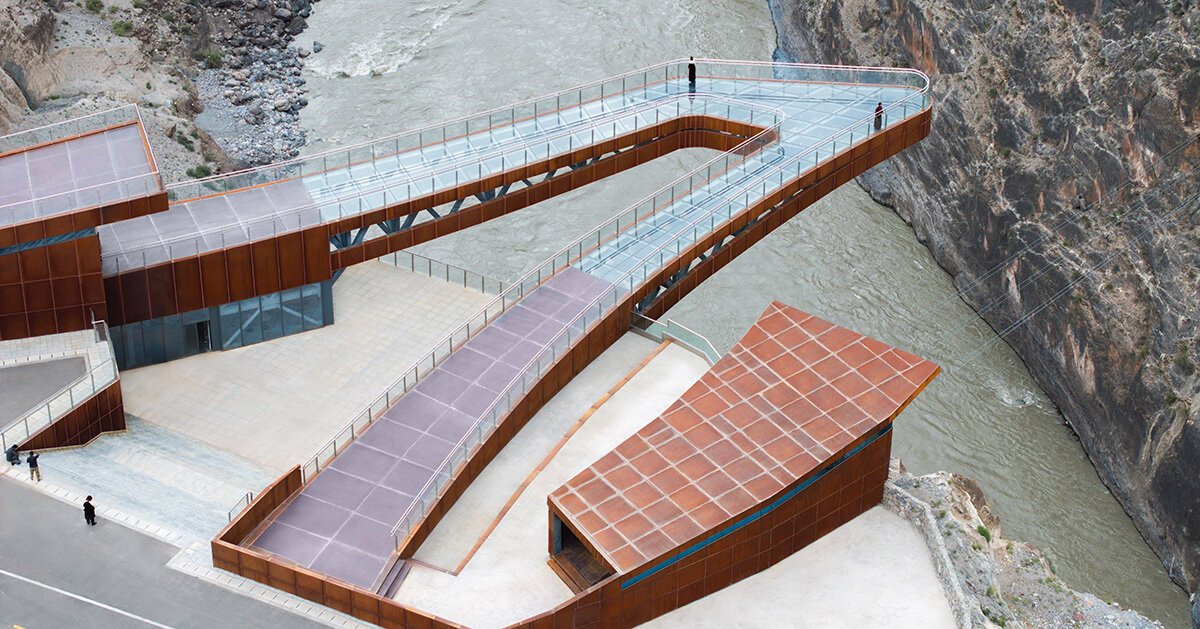 الممر الزجاجي لآرتشرميت يحوم على ارتفاع 130 مترًا فوق وادي التبت