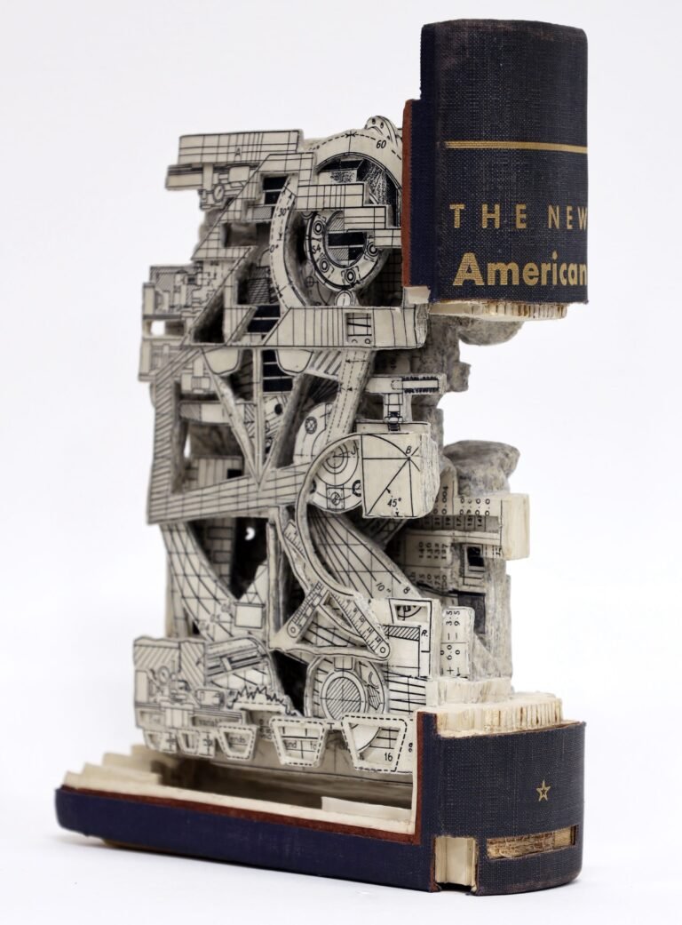 تمثال لبريان ديتمير مصنوع من كتاب بغلاف مقوى تم التلاعب به وإعادة تجميعه