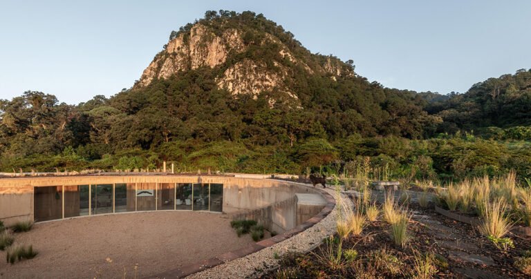 this off-grid house encircles '720 degrees' to frame views of mexico