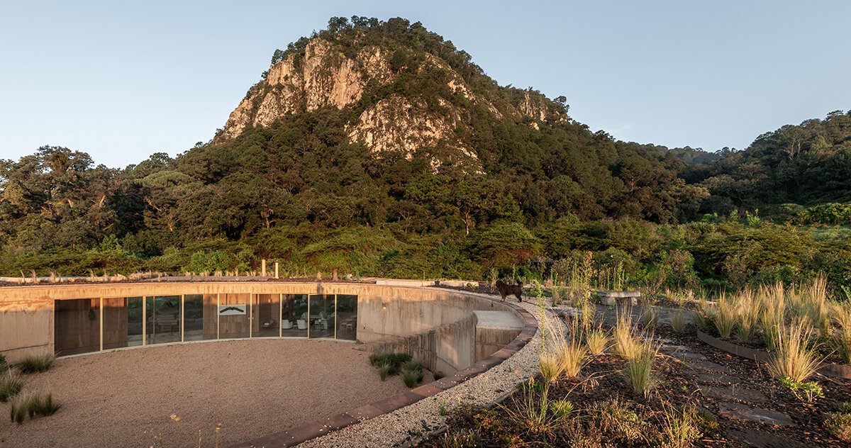 this off-grid house encircles '720 degrees' to frame views of mexico