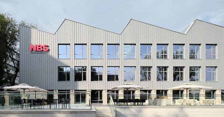 أسطح معدنية مسننة تم تجديدها في كلية إدارة الأعمال بجامعة ناركسوز في ألماتي
