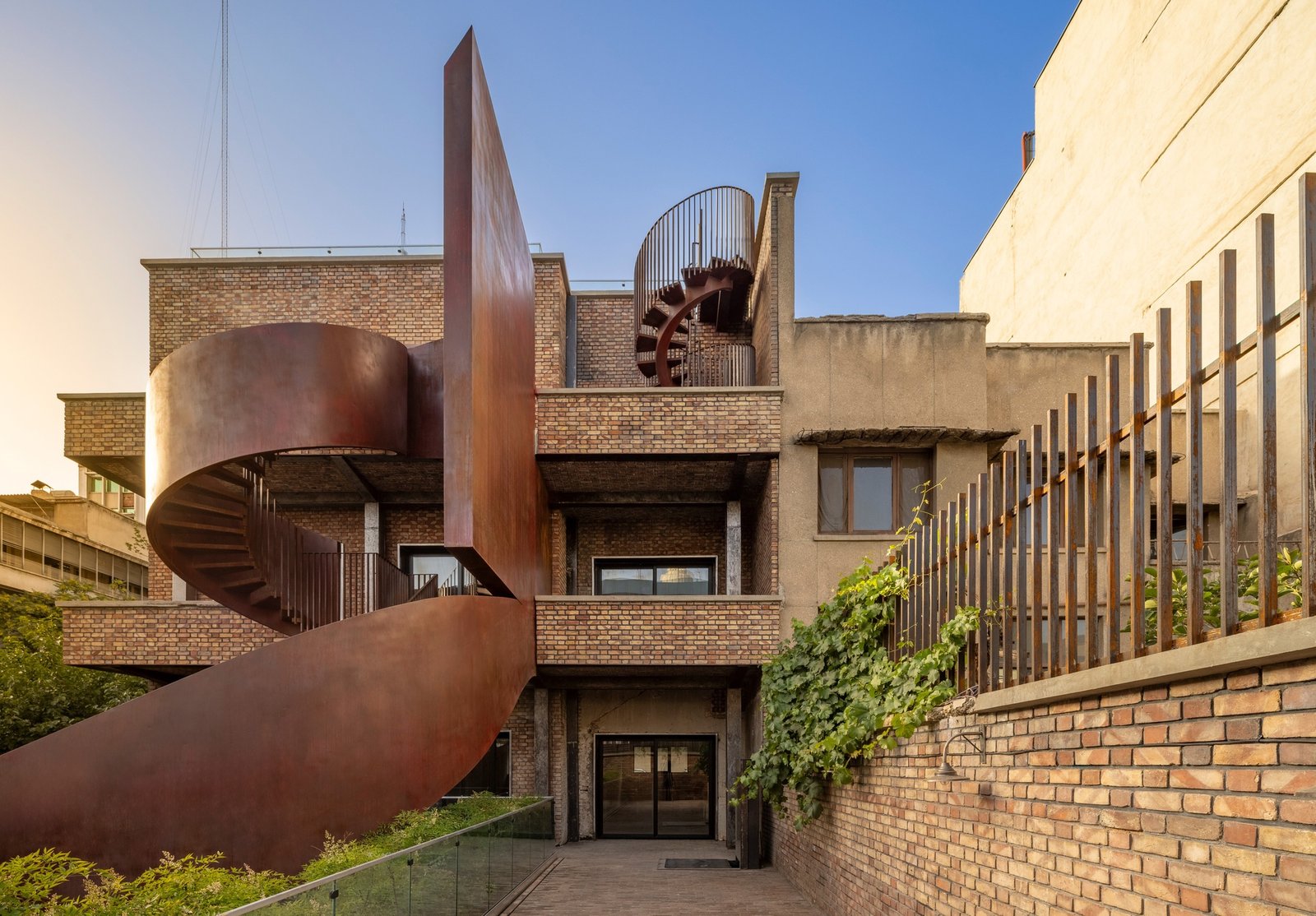 بيت الشاعر / المكتب التالي – علي رضا تغابوني