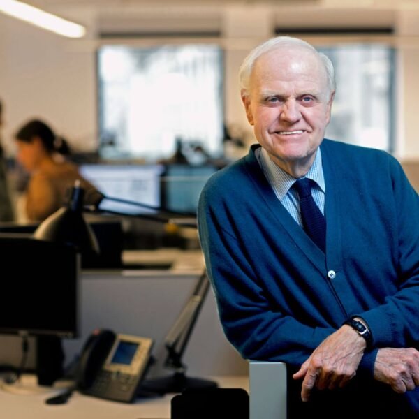 توفي جون إتش باير، الشريك المؤسس لشركة باير بليندر بيل، عن عمر يناهز 92 عامًا