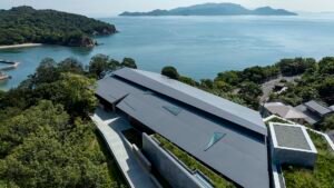 في جزيرة ناوشيما، يحفر تاداو أندو في الأرض لاستكشاف طرق هندسة الزمن والشكل الضوئي
