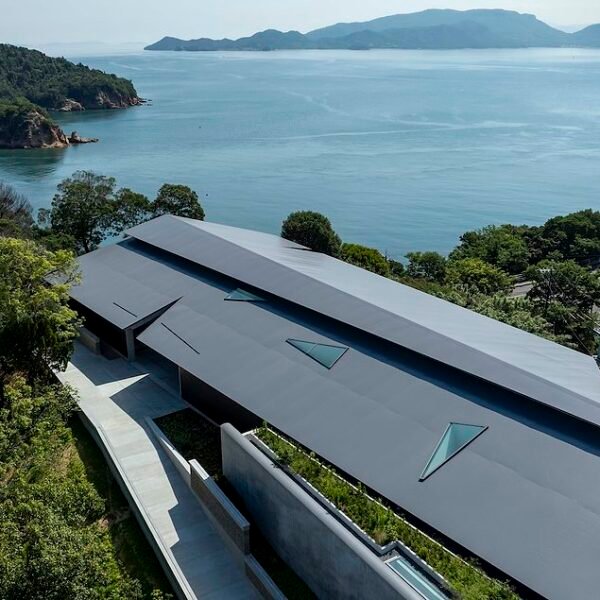 في جزيرة ناوشيما، يحفر تاداو أندو في الأرض لاستكشاف طرق هندسة الزمن والشكل الضوئي
